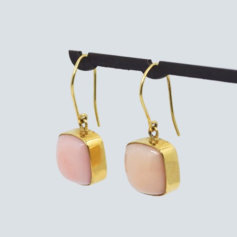 Pair of earrings in 18k gold set with coral Pair of earrings in 18k gold set with coral